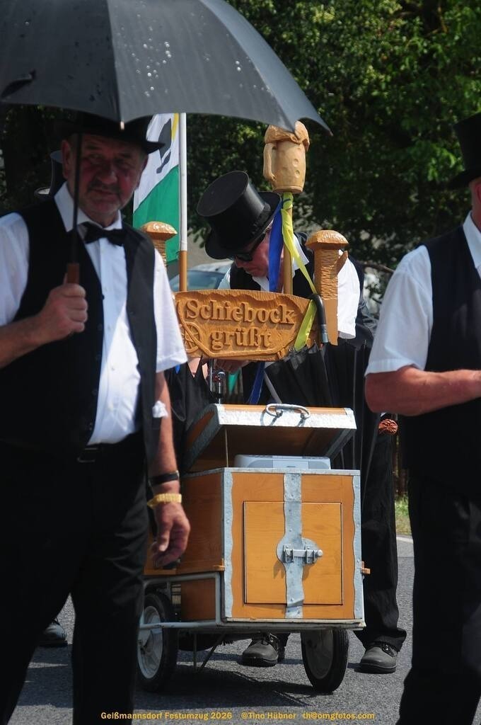 Geißmannsdorf-2026-Festumzug-088 | Festumzug in Geißmannsdorf bei Bischofswerda im Juni 2026. Fotografische Eindrücke und Momentaufnahmen vom Festumzug anläßlich des 800-jährigen Bestehens von Geißmannsdorf - mit Teilnehmern und Gästen, Strohpuppen und geschmückten Vorgärten und Grundstücken - Realisiert mit Pictrs.com