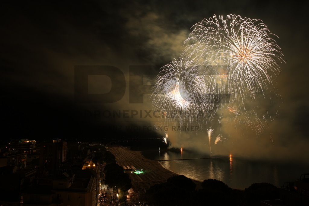 Ferragosto Fireworks in Grado, Italy | GRADO, ITALY, 15.AUG.26 - FIREWORKS - Ferragosto fireworks over the Adriatic Sea in Grado, Italy. Colorful fireworks light up the night sky above the beach, coastline and waterfront during the traditional summer celebration. - Realisiert mit Pictrs.com