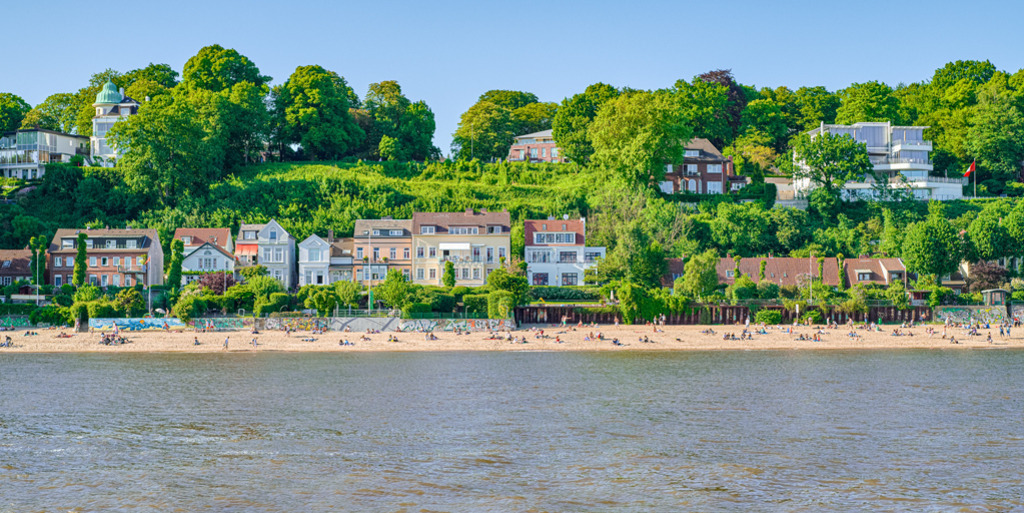 Elbstrand in Hamburg | Der Elbstrand in Övelgönne bei strahlendem Licht im Frühling. Övelgönne liegt am Nordufer der Elbe in Hamburg-Othmarschen. — Auflösung des Originals: 8236 x 4118 px. - Realisiert mit Pictrs.com