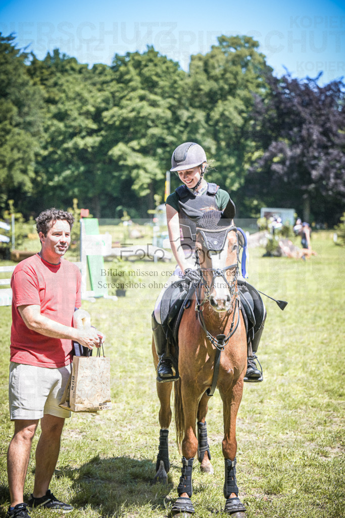 DOS_7710 | Entdecke hochwertige Reitturnierfotos von Foto Oger. Professionell, emotional und authentisch – jetzt Lieblingsmomente im Shop bestellen.Deutschlandweite Turnierfotografie. - Realisiert mit Pictrs.com