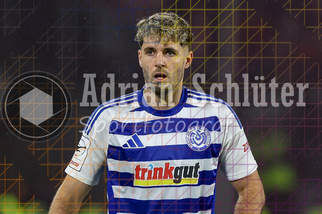 MSV Duisburg vs Rot-Weiss Essen - 3. Liga | Duisburg, Deutschland, 26.10.25:   Tobias Fleckstein (MSV Duisburg) schaut waehrend des Spiels der 3. Liga MSV Duisburg vs Rot-Weiss Essen in der schauinsland-reisen-arena(Foto von Brauer-Fotoagentur / Adrian Schlueter)