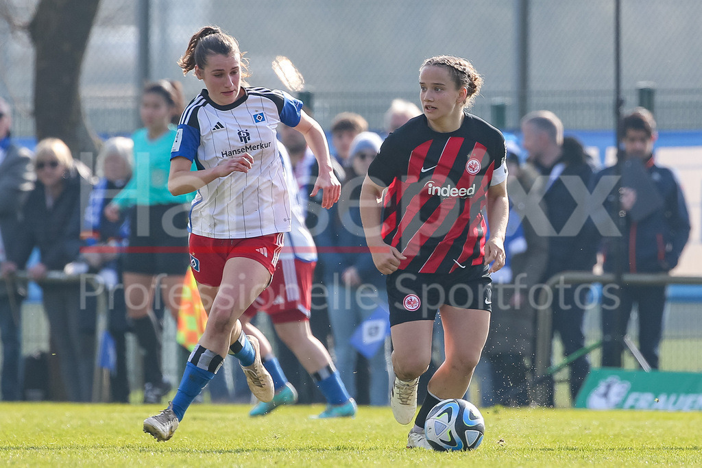 Fussball, 2. Frauen-Bundesliga, Hamburger SV - Eintracht Frankfurt II | v.li.: Juliane Wirtz (SV Werder Bremen, 28) und Paulina Platner (Eintracht Frankfurt II, 16) im Zweikampf, Duell, Dynamik, Aktion, Action, Spielszene, DIE DFB-RICHTLINIEN UNTERSAGEN JEGLICHE NUTZUNG VON FOTOS ALS SEQUENZBILDER UND/ODER VIDEOÄHNLICHE FOTOSTRECKEN. DFB REGULATIONS PROHIBIT ANY USE OF PHOTOGRAPHS AS IMAGE SEQUENCES AND/OR QUASI-VIDEO.