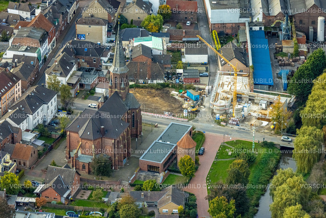 Isselburg241010104 | Luftbild, kath. Kirche St. Bartholomäus, Baustelle für neues Feuerwehrhaus am Münsterdeich Ecke Bleichstraße, Isselburg, Niederrhein, Nordrhein-Westfalen, Deutschland