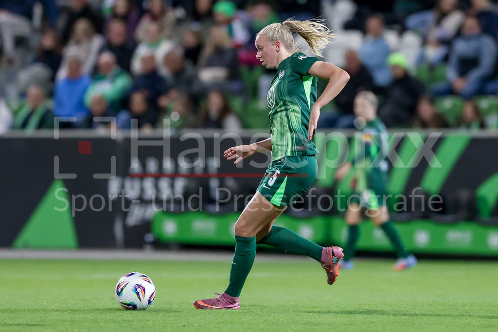 Fussball, Google Pixel Frauen-Bundesliga, VfL Wolfsburg - SV Werder Bremen | Ella Peddemors (VfL Wolfsburg, 5) am Ball, Einzelbild, Ganzkörper, Aktion, Action, Spielszene, DIE DFB-RICHTLINIEN UNTERSAGEN JEGLICHE NUTZUNG VON FOTOS ALS SEQUENZBILDER UND/ODER VIDEOÄHNLICHE FOTOSTRECKEN. DFB REGULATIONS PROHIBIT ANY USE OF PHOTOGRAPHS AS IMAGE SEQUENCES AND/OR QUASI-VIDEO.