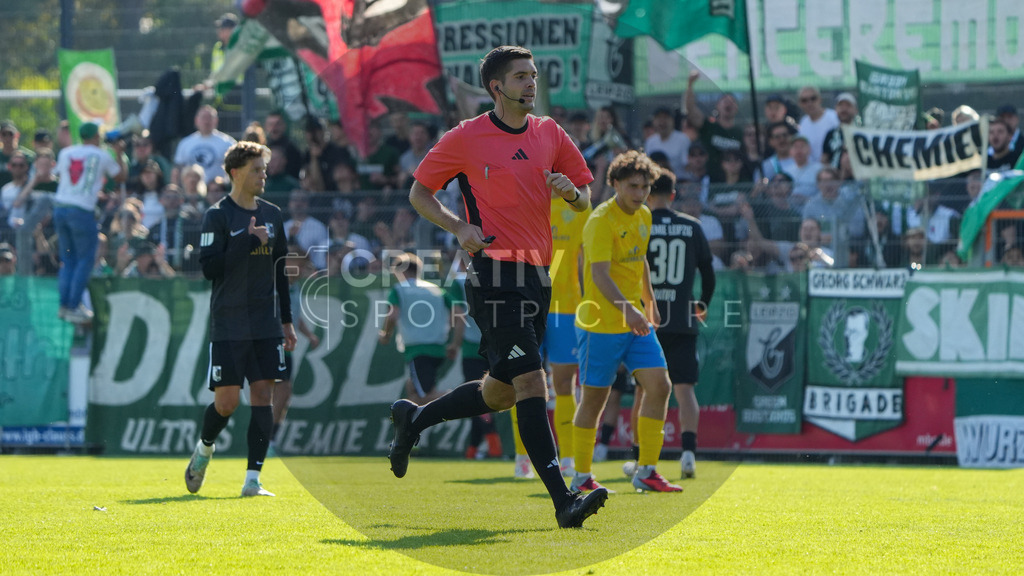 Fußball, Herren, Saison 2025/2026, Regionalliga Nordost, 10. Spieltag, FSV 63 Luckenwalde vs. BSG Chemie Leipzig, Samstag 27.09.2025, Werner-Seelenbinder-Stadion Luckenwalde, | Fußball, Herren, Saison 2025/2026, Regionalliga Nordost, 10. Spieltag, FSV 63 Luckenwalde vs. BSG Chemie Leipzig, Samstag 27.09.2025, Werner-Seelenbinder-Stadion Luckenwalde, Im Bild: Schiedsrichter Christoph Beblik. - Realisiert mit Pictrs.com