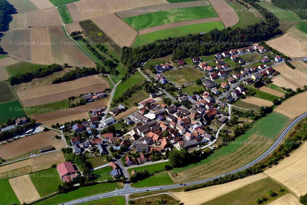 3650620 | MäDELHOFEN 13.09.2016 Ortsansicht am Rande von landwirtschaftlichen Feldern und Nutzflächen  in Mädelhofen im Bundesland Bayern, Deutschland // Village view on the edge of agricultural fields and land  in Mädelhofen in the state Bavaria, Germany Foto: Gerhard Launer