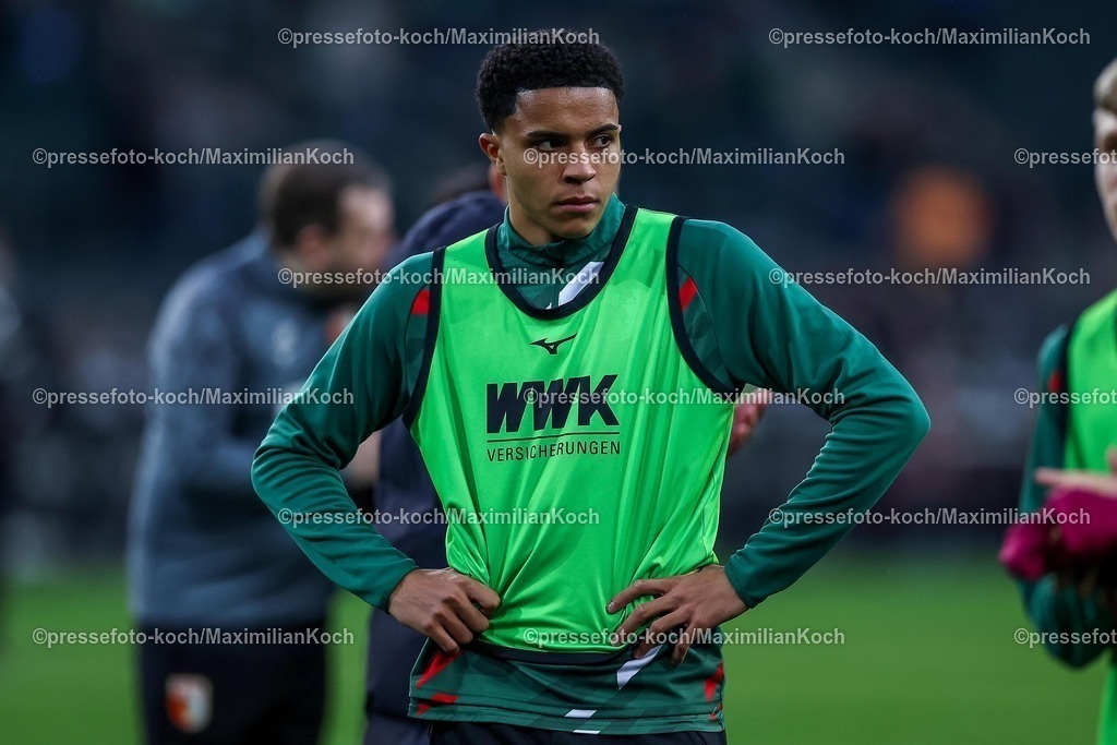 BMG21022502198 | 22.02.2025, Fußball, Borussia Mönchengladbach - FC Augsburg, 1. Fußball Bundesliga, Borussia-Park, Saison 2024 2025: Noahkai Banks (FC Augsburg #40)DFB regulations prohibit any use of photographs as image sequences and or quasi-video.