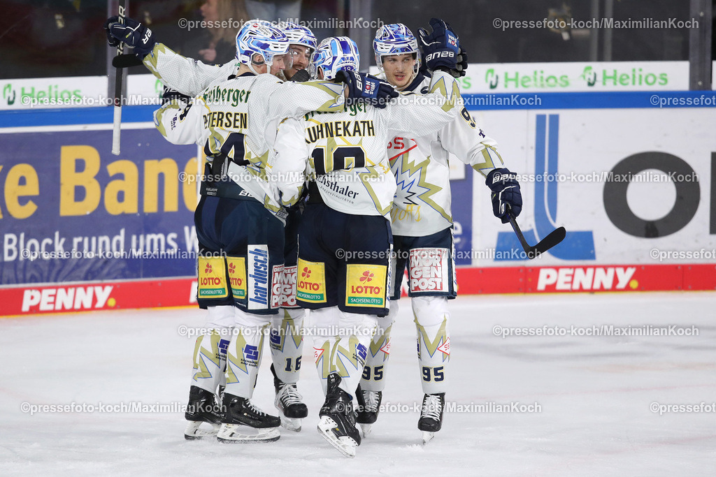 Kre2DEL24032301028 | Krefeld, 24.03.2023, Eishockey, DEL2, Viertelfinale, 5. Spiel, Playoffs, Yayla Arena, Krefeld Pinguine - Dresdner Eislöwen: Torjubel nach dem 2:1 durch Phillip Kuhnekath von Dresdner Eislöwen