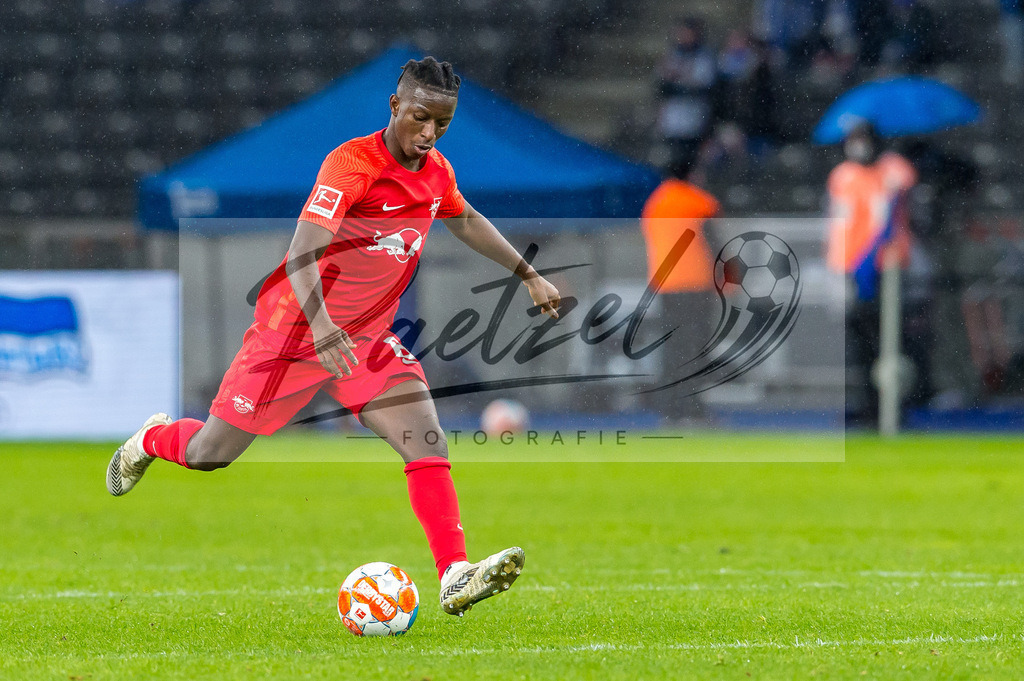 BSCRBL20220220_069 | Fussball, Herren: Amadou Haidara (RB Leipzig) in Aktion, am Ball, Einzelaktion bei dem Spiel der 1. Bundesliga zwischen Hertha BSC und RB Leipzig im Olypiastadion am 20.02.2022 in Berlin, Deutschland.DFB / DFL REGULATIONS PROHIBIT ANY USE OF PHOTOGRAPHS AS IMAGE SEQUENCES AND/OR QUASI-VIDEO. - Realisiert mit Pictrs.com