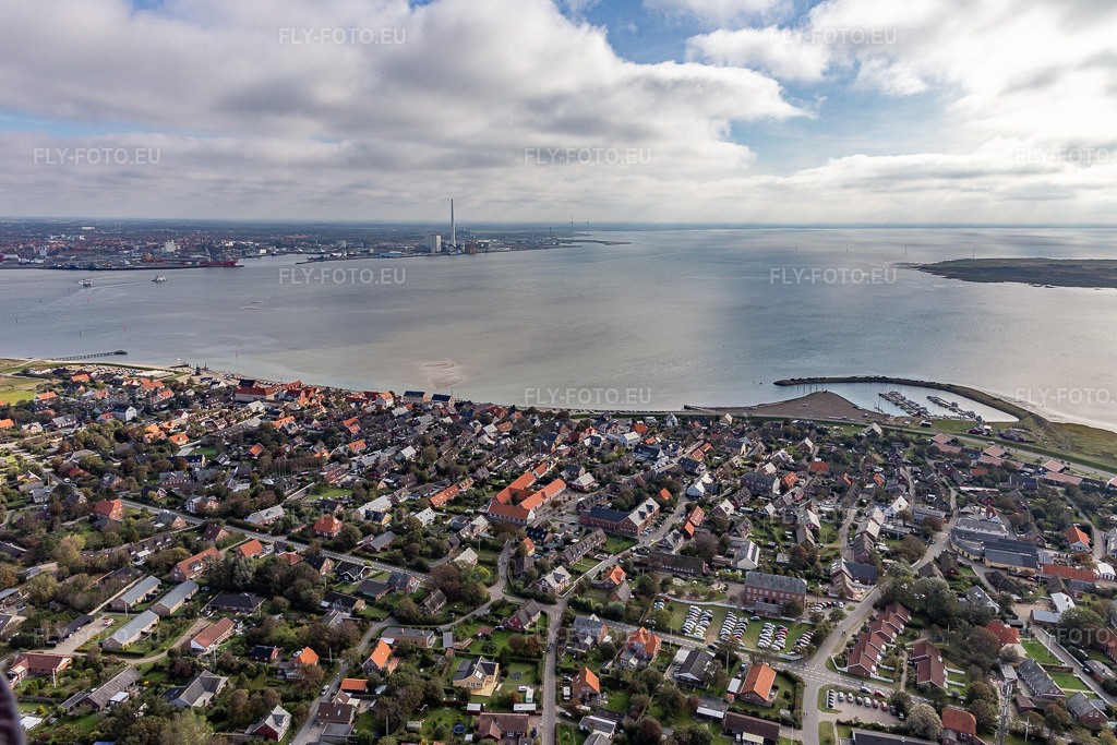 Vue aérienne: Port à le quartier Nordby in Fanø dans le département Syddanmark, Danemark. Photo: IMG_118556.jpg prise le 21/09/2019 par Werner Riehm/FLY-FOTO.eu – Résolution de l'original: 5418 x 3612 px