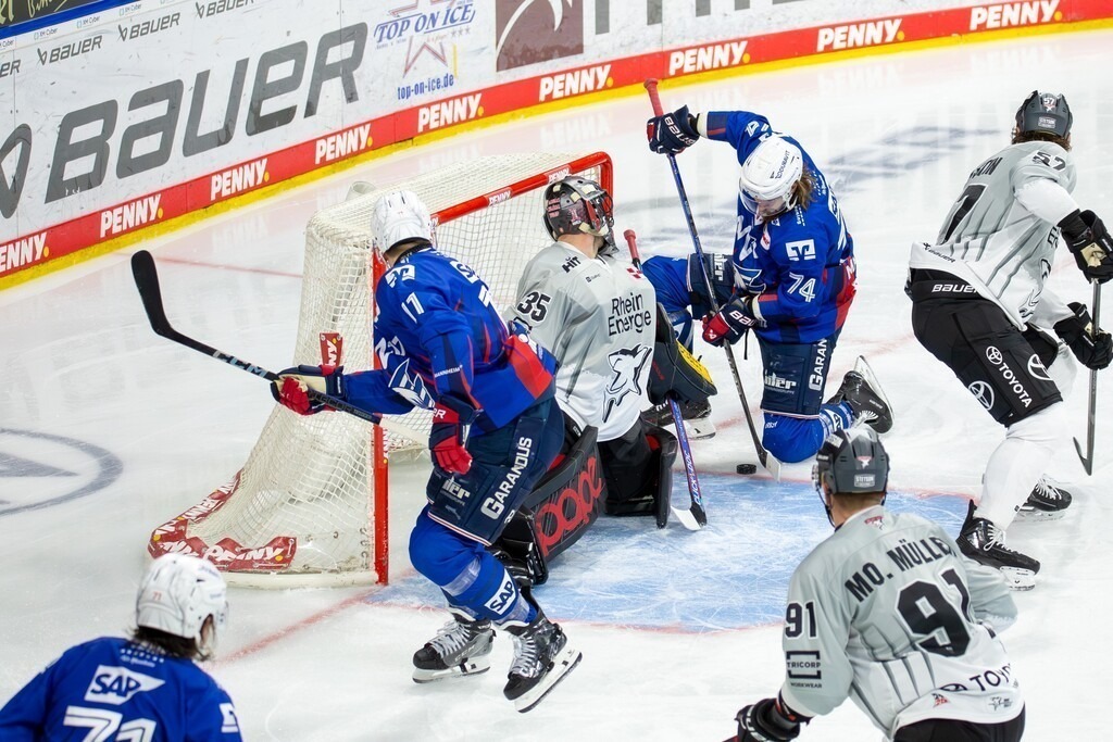 DEL, Deutsche Eishockey Liga Saison 2024/25, 31. Spieltag: Adler Mannheim gegen Kölner Haie. Bild: Doppelte Überzahl für Mannheim, aber auch Ryan MacInnis (74, Mannheim) kann den Puck nicht im Tor unterbringen | DEL, Deutsche Eishockey Liga Saison 2024/25, 31. Spieltag: Adler Mannheim gegen Kölner Haie. Bild: Doppelte Überzahl für Mannheim, aber auch Ryan MacInnis (74, Mannheim) kann den Puck nicht im Tor unterbringen - Realisiert mit Pictrs.com