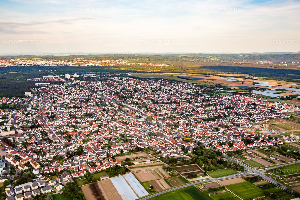 Luftbild: Ortsansicht von Westen in Griesheim im Bundesland Hessen in Deutschland. Foto: IMG_088443.jpg vom 17.05.2016 durch Werner Riehm/FLY-FOTO.de