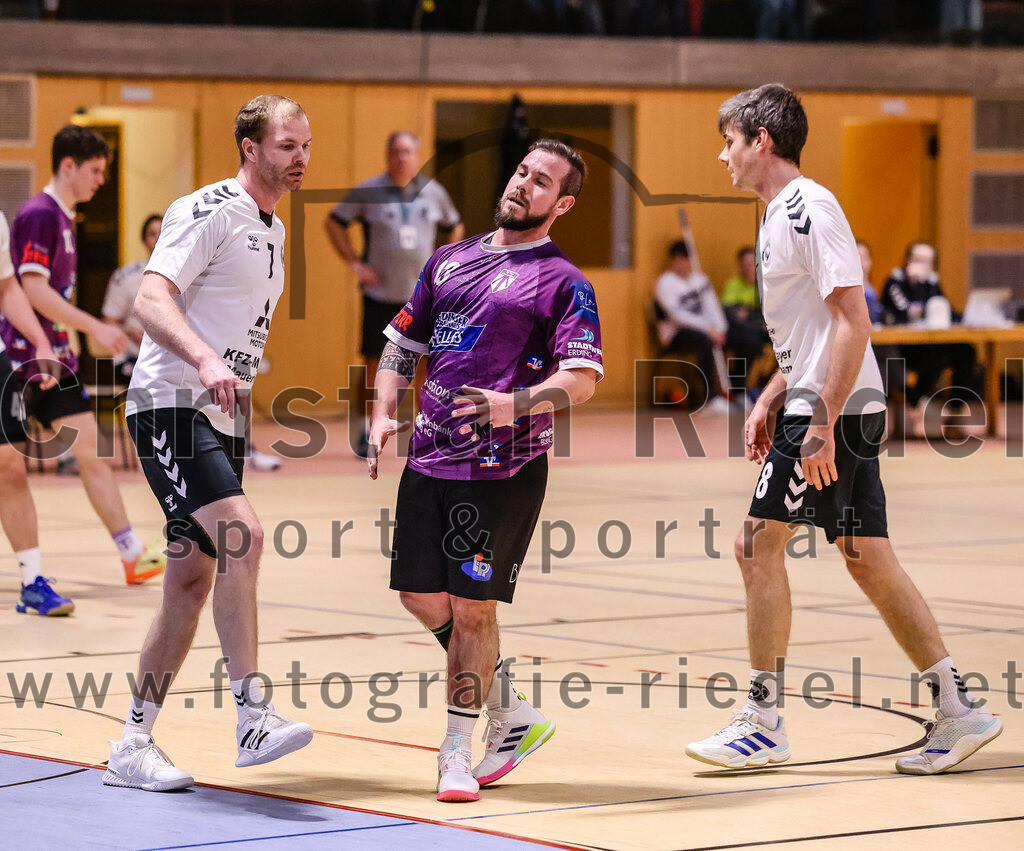 2025-02-15_048_SpVgg_Altenerding_gegen_SVW_Burghausen | Erding, Deutschland, 15.02.2025:Handball, Bezirksoberliga Männer 2024 / 2025, 16. Spieltag, SpVgg Altenerding gegen SVW Burghausen, Endergebnis: 32:31Martin Gizler (SVW Burghausen, #7), Sebastian Forster (SpVgg Altenerding, #13), Thomas Reitmeier (SVW Burghausen, #18)Foto: Christian Riedel / fotografie-riedel.net