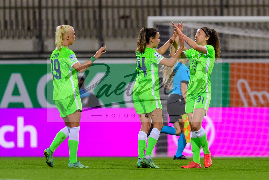 WOBSER20211013_055 | Fussball, Frauen: Sofie Svava (VfL Wolfsburg), Joelle Wedemeyer (VfL Wolfsburg) und Lotta Cordes (VfL Wolfsburg) Schlussjubel, jubeln nach dem 5:0 Sieg beim Spiel der UEFA Women´s Champions League zwischen VfL Wolfsburg und Servette FC im AOK-Stadion am 13.10.2021 in Wolfsburg, Deutschland. - Realisiert mit Pictrs.com