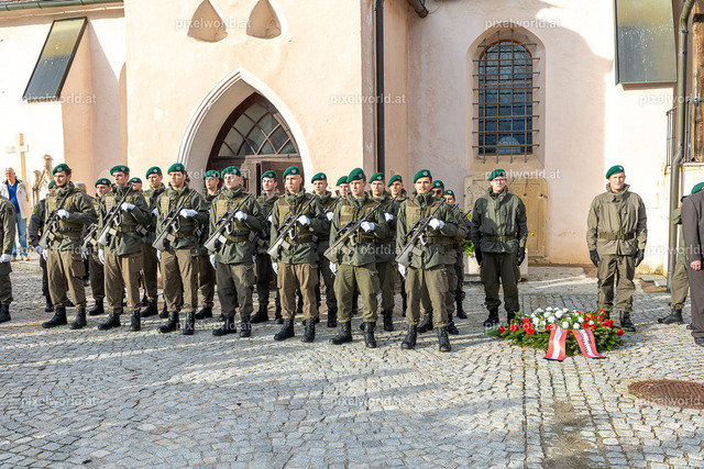 Kranzniederlegung am Karner bei der Stadtpfarrkirche "Maria in Dorn" | Bildershop von pixelworld.at - Realisiert mit Pictrs.com