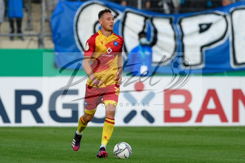 LOTKSC20210809_257 | Fussball, Herren: Robin Bormuth (Karlsruher SC) in Aktion, am Ball, Einzelaktion beim Spiel der 1. Runde im DFB-Pokal zwischen SF Lotte und Karlsruher SC im Stadion am Lotter Kreuz am 09.08.2021 in Lotte, Deutschland.DFB / DFL REGULATIONS PROHIBIT ANY USE OF PHOTOGRAPHS AS IMAGE SEQUENCES AND/OR QUASI-VIDEO. - Realisiert mit Pictrs.com