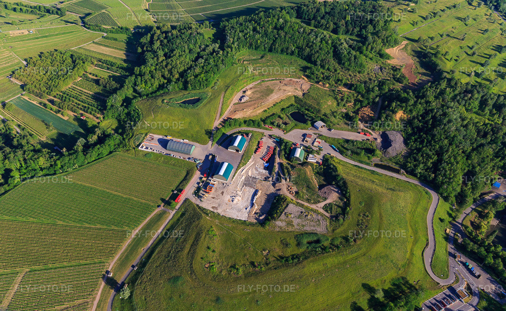 Luftbild: Von Weinbergen umgebenen Deponie des Zweckverband Abfallbehandlung Kahlenberg in Ringsheim im Bundesland Baden-Württemberg in Deutschland. Foto: IMG_147757.jpg vom 30.05.2025 durch Werner Riehm/FLY-FOTO.deZweckverband Abfallbehandlung Kahlenberg