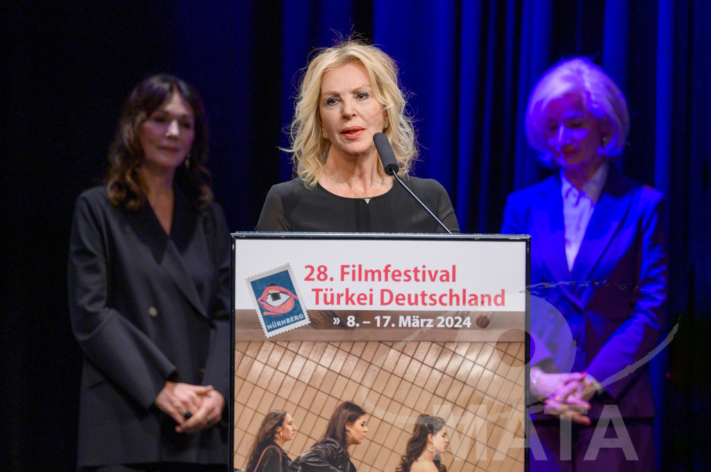 _DWA8260 | Hale Soygazi als Ehrenpreisträgerin 2024 bei der Eröffnung der 28. Film Festival Türkei Deutschland  am 08.3.2024  in Nürnberg - Realisiert mit Pictrs.com