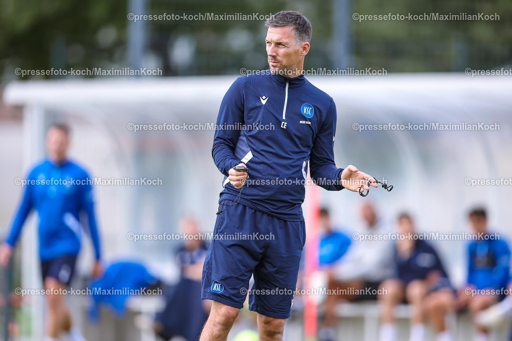KSC02092502242 | 02.09.2025, Fußball, Training Karlsruher SC, 2. Fußball Bundesliga, Trainingsplatz am BBBank Wildpark Stadion Karlsruhe, Saison 2025 2026: Cheftrainer Christian Eichner (KSC #hc) 