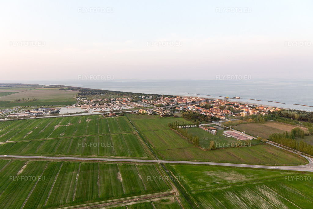 Vue aérienne: Vue de la ville à Casalborsetti dans le département Émilie-Romagne, Italie. Photo: IMG_098549.jpg prise le 05/04/2017 par Werner Riehm/FLY-FOTO.eu – Résolution de l'original: 5403 x 3602 px