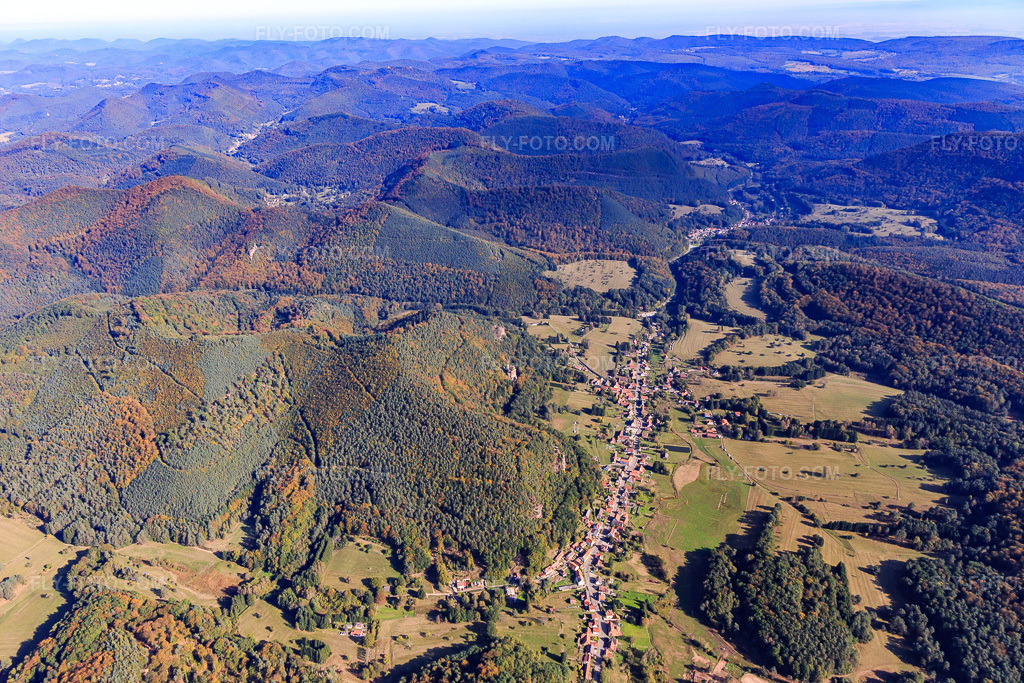 Aerial view: Village view from the west below the Klein-Arnsberg ruins in Obersteinbach in the state Bas-Rhin, France. – Photo: IMG_095107.jpg taken on 10/16/2016 by Werner Riehm/FLY-FOTO.com – Resolution of the original: 5472 x 3648 px