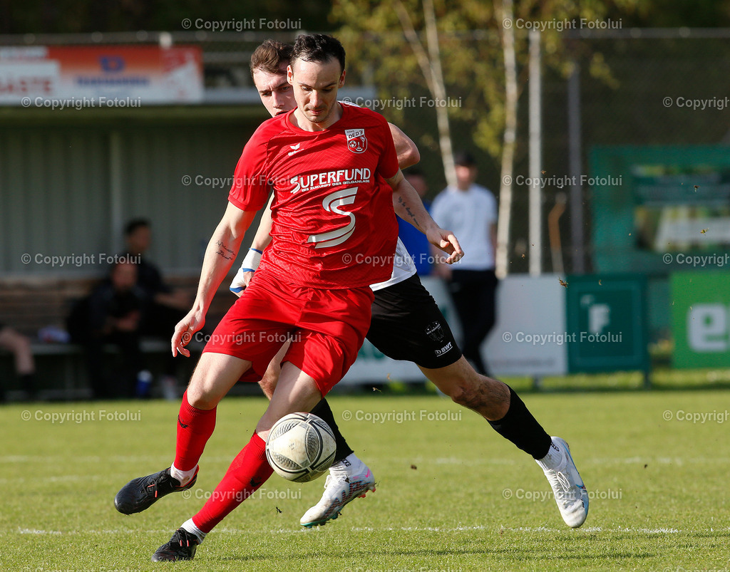 A_LUI_290423_37 | SPORT,FUSSBALL,LL:OST ASKOE OEDT 1B-SU VORTUNA BAD LEONFELDEN 29.04.2023 IM BILD: FLORIAN MADLMAYR (OEDT 1B) UND MARVIN LORENZ (LEONFELDEN)FOTO:FOTOLUI