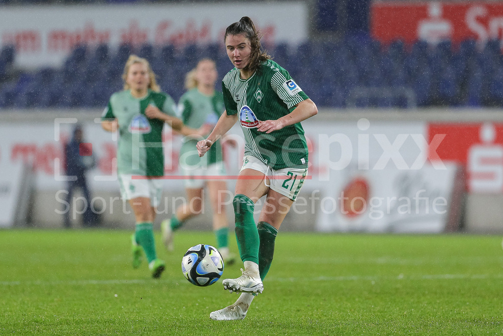 Fussball, Google Pixel Frauen-Bundesliga, MSV Duisburg - SV Werder Bremen | v.li.: Chiara Hahn (SV Werder Bremen, 21) am Ball, Einzelbild, Ganzkörper, Aktion, Action, Spielszene, DIE DFB-RICHTLINIEN UNTERSAGEN JEGLICHE NUTZUNG VON FOTOS ALS SEQUENZBILDER UND/ODER VIDEOÄHNLICHE FOTOSTRECKEN. DFB REGULATIONS PROHIBIT ANY USE OF PHOTOGRAPHS AS IMAGE SEQUENCES AND/OR QUASI-VIDEO.