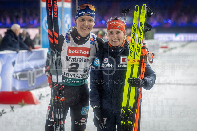 bett1.de WTC Biathlon auf Schalke, 28.12.2025 | Die Gewinner der World Team Challenge: Justus Strelow (Team Deutschland 1) und Janina Hettich-Walz (Team Deutschland 1) bei der World Team Challenge (bett1.de WTC Biathlon auf Schalke) am 28.12.2025 in der Veltins-Arena in Gelsenkirchen (Deutschland). 