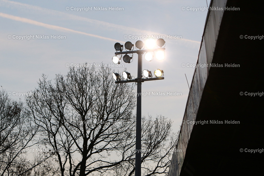 NH_FCEintrachtNorderstedt_FCStPauliU23_RegionalligaNord_30112024 | Das Flutlicht im Edmund-Plambeck-Stadion. Im Hintergrund geht die Sonne unter.Fußball I Herren I Regionalliga Nord I Saison 2024-2025 I 21. Spieltag I FC Eintracht Norderstedt - FC St. Pauli U23 I 30.11.2024 I Edmund-Plambeck-Stadion