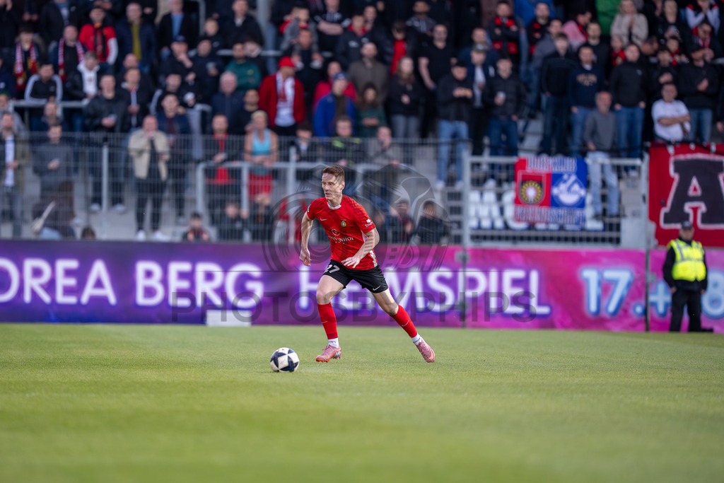 SG Sonnenhof Großaspach vs. SGV Freiberg, Fussball, Regionalliga Suedwest, 30. Spieltag, 22.04.2026 | Loris Maier (SG Sonnenhof Großaspach, #27),SG Sonnenhof Großaspach vs. SGV Freiberg, Fussball, Regionalliga Suedwest, 30. Spieltag, 22.04.2026