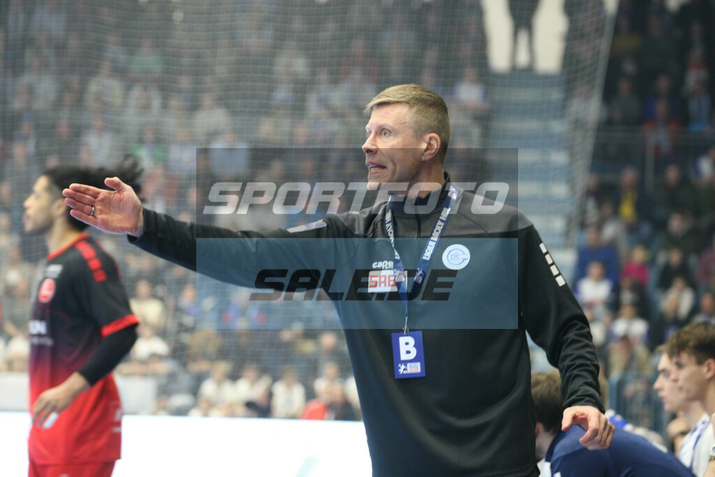 VFL Gummersbach - MT Melsungen | VFL Trainer Gudjon Valur Sigurdsson - © Sportfoto-Sale (MK) - Realisiert mit Pictrs.com