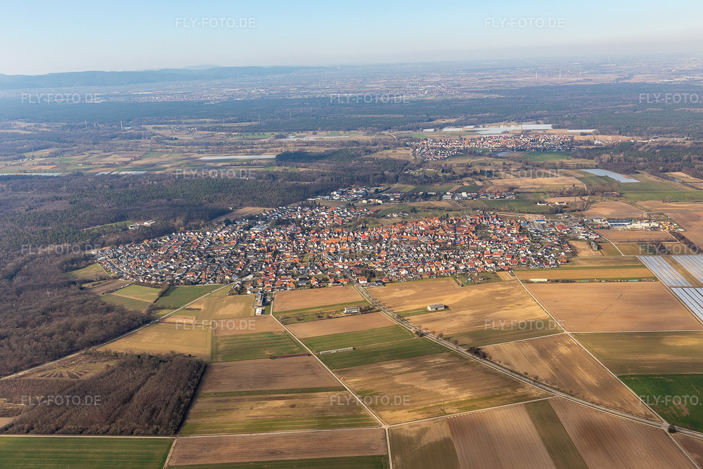 Luftbild: Ortsansicht der Straßen und Häuser der Wohngebiete in Harthausen im Bundesland Rheinland-Pfalz in Deutschland. Foto: IMG_125846.jpg vom 07.03.2021 durch Werner Riehm/FLY-FOTO.de