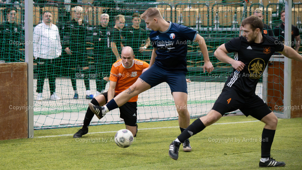 Vorrunde - Gruppe A - SG Padenstedt vs SV Tungendorf | „Ersatztorwart“ Marc Stöckhardt (SGP #9) pariert den Ball &amp; Nilas Kracht (SGP #4) / Fynn Rose (SVT #8) // 44. RS-Reifenhandel-Cup 2024 / Vorrunde - Gruppe A - SG Padenstedt vs SV Tungendorf / Holstenhalle 1 / Neumünster / 26.12.24 - Realisiert mit Pictrs.com