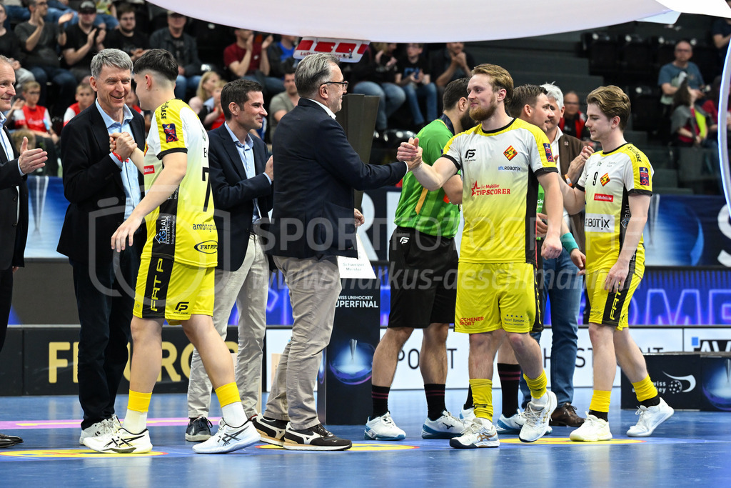 Zug United - HC Rychenberg - 25. April 2026 | Marco Eyer (#71 HC Rychenberg Winterthur) und Oskar Weissbach (#6 HC Rychenberg Winterthur) erhalten ihre Goldmedaillen am L-UPL Superfinal-Spiel zwischen Zug United und HC Rychenberg am 25. April 2026 in der BCF Arena, Fribourg, Schweiz.Bild: Sportfotografie Markus Aeschimann | www.markus-aeschimann.ch - Realisiert mit Pictrs.com
