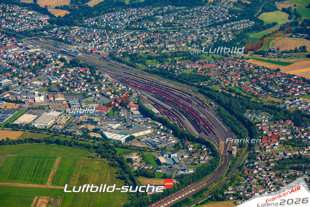 Neue Luftbildaufnahme der Stadt Bebra - Das Luftbild wurde 2025 vom UL-Flugzeug heraus erstellt ( keine Drohnenaufnahme ) - Hochauflösende Luftaufnahme - für Wandbilder und großformatige Ausdrucke geeignet. Das besondere Geschenk!Hier alle&nbsp;Infos zur Lizenzierung der LuftaufnahmeWir fliegen auch dieses Jahr wieder in Ihre Region um Luftbilder zu erstellen.- Luftbild anfragen