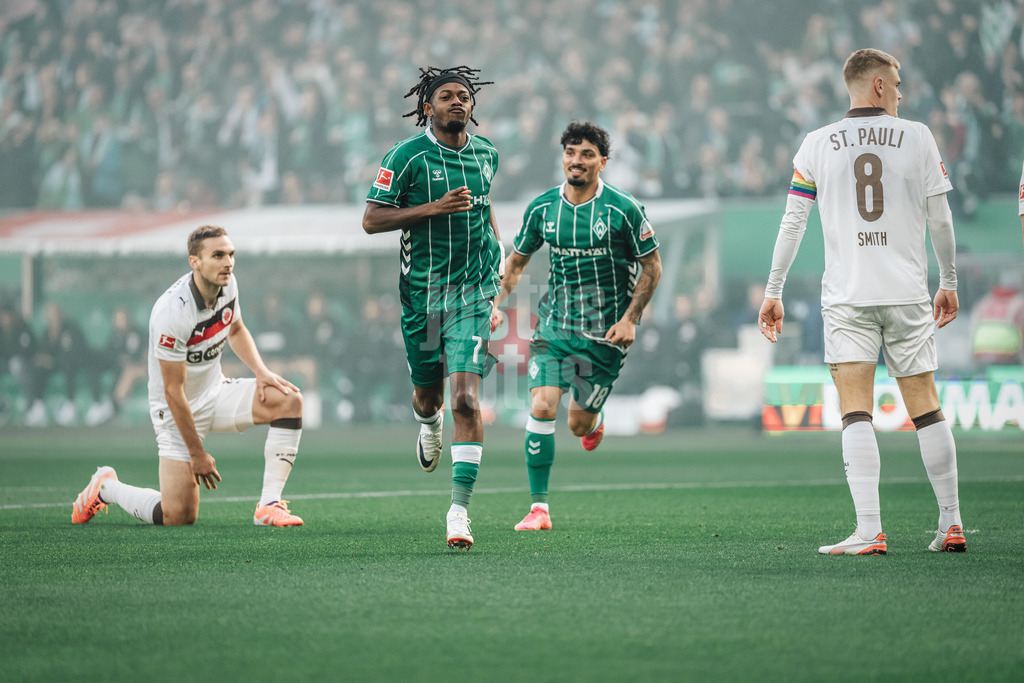 Fußball | Männer | Saison 2025/2026 | 1. Fußball-Bundesliga | 6. Spieltag | SV Werder Bremen vs. FC St. Pauli | 04.10.2025 | Samuel Mbangula (#07, SV Werder Bremen) schießt das erste Tor des SPiels und jubelt