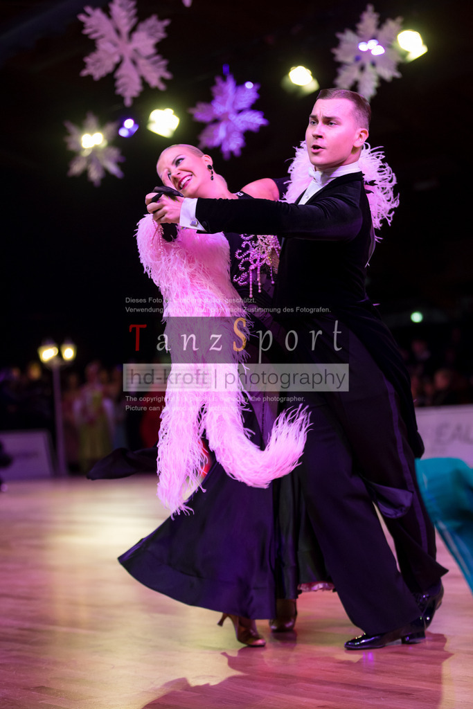 20241215_WDSF_Int_Open_Std-Riga-9031 | Tanzsportbilder, Standardtanz, Lateintanz, WDSF, DTV, LTVB, dancecomp, goc, hessen tanzt, blaues band der spree, walzer, tango, wiener walzer, slowfox, quickstepp, samba, rumba, cha-cha-cha, paso doble. jive, hd-kroft photography, turniertanzsport