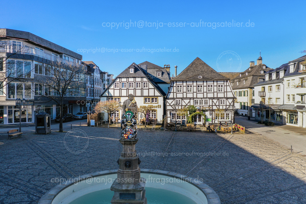 033a Marktplatz Brilon mit Petrusbrunnen | Der Marktplatz in Brilon im April. Fachwerkhäuser und unbekannte Menschen. Im Vordergrund ist der Petrusbrunnen aus leichter Höhe zu sehen.