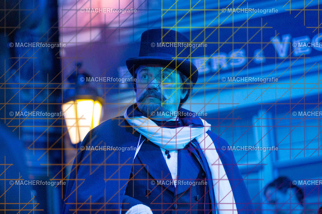 038_MFL-2025 | Portraitbilder von Regisseur; Darsteller; Techniker; Maske; Kostüme; Chor; Musiker; Bilderserie der Generalprobe und der Premierenvorstellung, Szenenbilder; Ausdrucksstudien; Bühnenüberblick; Bühnenkulissen; Pressefotos inkl. Redaktionsfoto Darstellergruppe.