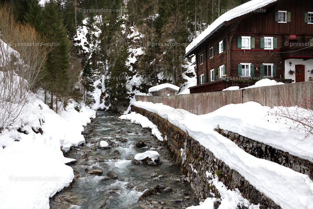 welltvi-Lechfluss-Winter_24Feb2019-Steeg_DSC05390 | Info aus dem Bezirk Reutte/Ausserfern Tirol sowie eine umfangreiche Bilddatenbank über die gesamte Region: Lechtal, Talkessel Reutte, Tannheimertal, Zwischentoren. Lech, Plansee, Zugspitze, Grenztunnel, B179, Fernpassstraße, Verkehr, Lawinen, Tradition, - Realisiert mit Pictrs.com