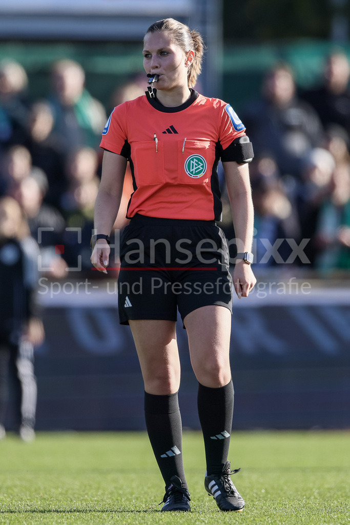 Fussball, Google Pixel Frauen-Bundesliga, SV Werder Bremen - SGS Essen | v.li.: Schiedsrichterin Selina Menzel, DIE DFB-RICHTLINIEN UNTERSAGEN JEGLICHE NUTZUNG VON FOTOS ALS SEQUENZBILDER UND/ODER VIDEOÄHNLICHE FOTOSTRECKEN. DFB REGULATIONS PROHIBIT ANY USE OF PHOTOGRAPHS AS IMAGE SEQUENCES AND/OR QUASI-VIDEO.