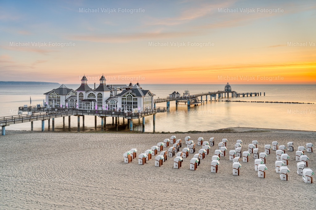 Sonnenaufgang bei der Seebrücke in Sellin | Die Seebrücke in Sellin auf Rügen bei Sonnenaufgang.  - Realisiert mit Pictrs.com