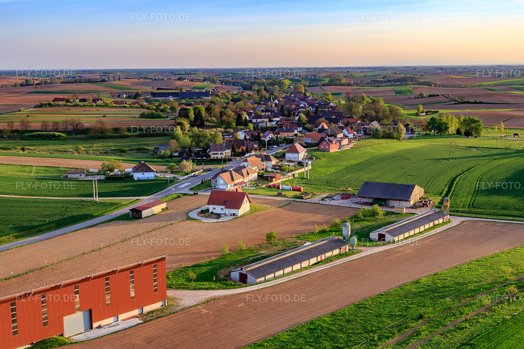 Luftbild: Scheunendach im PV-Anlage in Siegen im Bundesland Bas-Rhin in Frankreich. – Foto: IMG_078025.jpg vom 24.04.2015 durch Werner Riehm/FLY-FOTO.de – Auflösung des Originals: 5204 x 3469 px