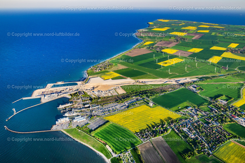 Fehmarn_Puttgarden_ELS_2059150524 | PUTTGARDEN 01.05.2024 Baustelle mit Tunnelführungsarbeiten für die Streckenführung und den Verlauf des Fehmarnbelt-Tunnel der Ostsee an der Fährhafenstraße in Puttgarden auf der Insel Fehmarn im Bundesland Schleswig-Holstein, Deutschland. Weiterführende Informationen bei: BPM Ingenieurgesellschaft mbH,  DEGES Deutsche Einheit Fernstraßenplanungs- und -bau GmbH,  Dr. Lehners + Wittorf Beratende Ingenieure Partnerschaftsgesellschaft mbB,  ELECNOR S.A.,  Femern A/S,  GROTHE BAU GmbH & Co. KG,  Max Bögl Bauservice GmbH & Co. KG,  VINCI,  Wayss & Freytag Ingenieurbau AG. // Construction site with tunnel guide for the route of Fehmarnbelt- Tunnel on street Faehrhafenstrasse in Puttgarden on the island of Fehmarn in the state Schleswig-Holstein, Germany. Further information at: BPM Ingenieurgesellschaft mbH,  DEGES Deutsche Einheit Fernstrassenplanungs- und -bau GmbH,  Dr. Lehners + Wittorf Beratende Ingenieure Partnerschaftsgesellschaft mbB,  ELECNOR S.A.,  Femern A/S,  GROTHE BAU GmbH & Co. KG,  Max Boegl Bauservice GmbH & Co. KG,  VINCI,  Wayss & Freytag Ingenieurbau AG. Foto: Martin Elsen