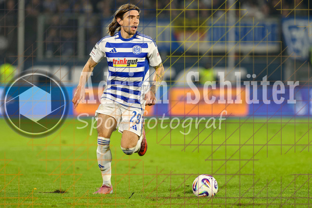 MSV Duisburg vs SV Waldhof Mannheim - 3. Liga | Duisburg, Deutschland, 07.11.25:   Joshua Bitter (MSV Duisburg) in Aktion am Ball, Einzelaktion waehrend des Spiels der 3. Liga MSV Duisburg vs SV Waldhof Mannheim in der schauinsland-reisen-arena(Foto von Brauer-Fotoagentur / Adrian Schlueter)