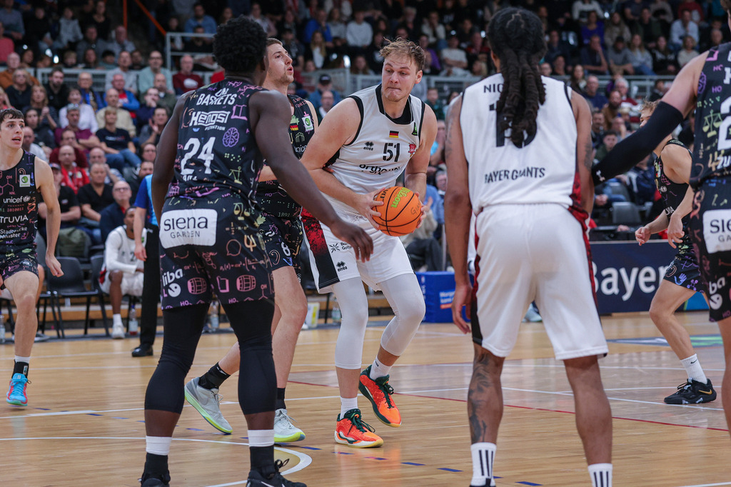 Pro A BAYER GIANTS vs Uni Baskets Münster-65 | Fotos von Basketballspielen aus dem Raum NRW fotografiert von Gero Mueller-Laschet und Daniel Schaefer - Realisiert mit Pictrs.com
