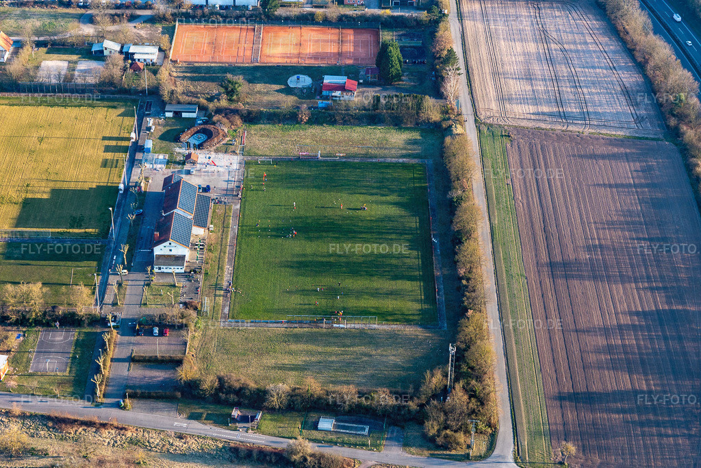 Turn- und Sportvereinigung 03 e.V. https://www.tsv-lingenfeld.de/ | Luftbild: Turn- und Sportvereinigung 03 e.V. https://www.tsv-lingenfeld.de/ in Lingenfeld im Bundesland Rheinland-Pfalz in Deutschland. Foto: IMG_130830.jpg vom 09.03.2022 durch ©2025 Werner Riehm fly-foto.de/copyright - Realisiert mit Pictrs.com