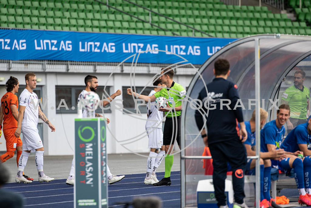  Blau Weiss Linz vs Austria Klagenfurt | LINZ, AUSTRIA,HPYBET 2. Liga, Runde 21 Blau Weiss Linz vs Austria Klagenfurt, Image shows the referee Christian Petru Ciochirca.
Photo: SMP/Andreas Willdoner