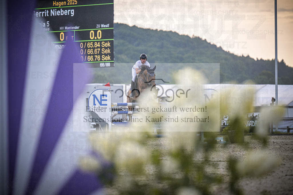 DOS_3057 | Entdecke hochwertige Reitturnierfotos von Foto Oger. Professionell, emotional und authentisch – jetzt Lieblingsmomente im Shop bestellen.Deutschlandweite Turnierfotografie. - Realisiert mit Pictrs.com