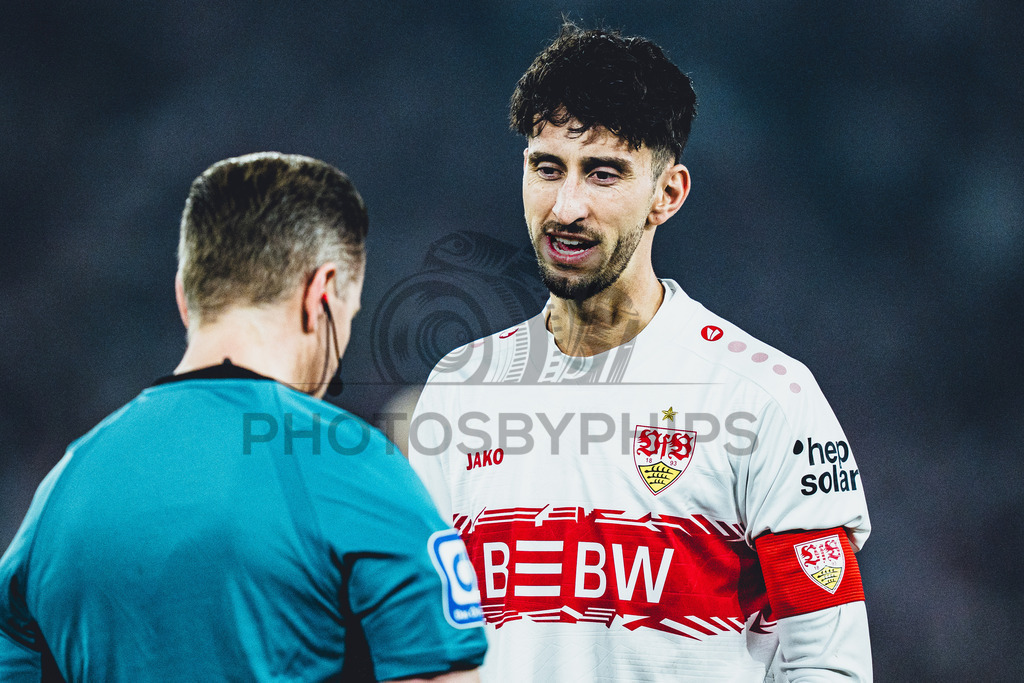 VfB Stuttgart vs. SC Freiburg, Fussball, DFB-Pokal, Halbfinale, 23.04.2026 | Schiedsrichter Tobias Welz redet mit Atakan Karazor (VfB Stuttgart, #16),VfB Stuttgart vs. SC Freiburg, Fussball, DFB-Pokal, Halbfinale, 23.04.2026DFB regulations prohibit any use of photographs as image sequences and/or quasi-video